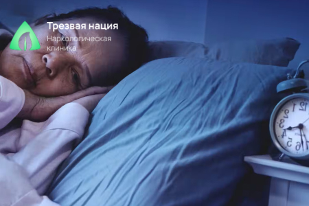 Женщина лежит в кровати